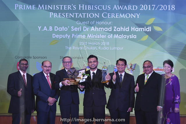 Kerry Ingredients (M) Sdn Bhd, Tampoi, Johor, was selected to win PMHA 2016/2017, while Sabah Daily Express Specialist, Kan Yaw Chong, won the Environmental Journalism Award through a series of reports on the 'Bridge' controversy Sukau '.